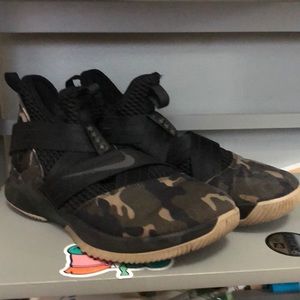 Lebron zoom 12 soldier Camo.